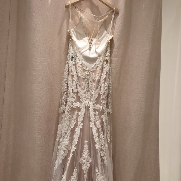 Ivory lace, illusion neckline, low back - Picture 3 of 5